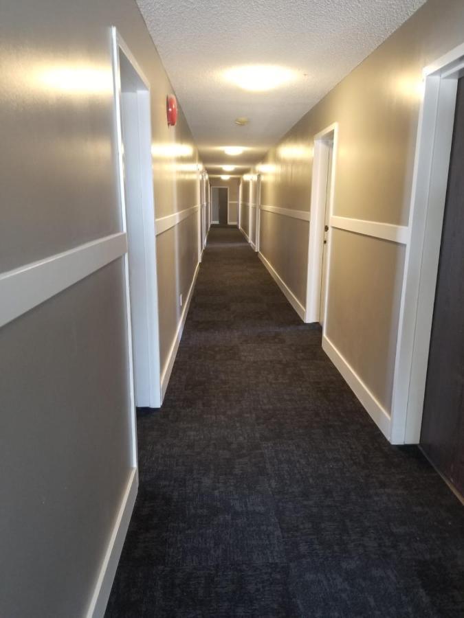 7 Day'S Hotel Lamont Exterior photo